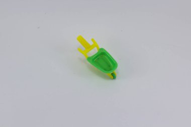 Beyaz arka planda küçük bir triportör.