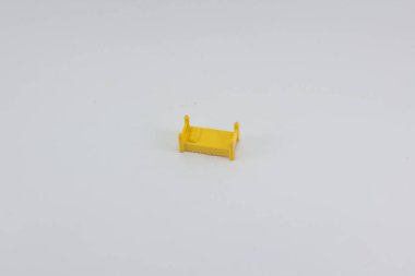 Beyaz arka planda sarı ve mavi plastik oyuncak yatak