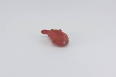 kırmızı oyuncak, balık figürü beyaz arka plan