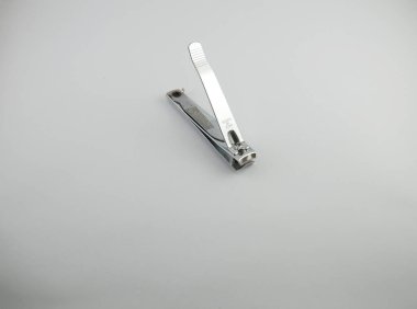 Beyaz arkaplanda makas ve tırnaklar