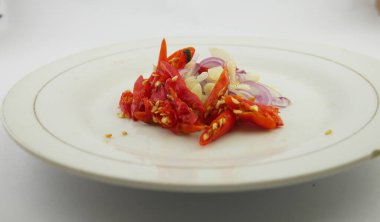 Acı biber soğanı ve sarımsak dilimlenmiş.