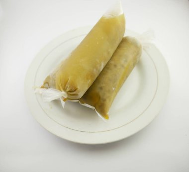 Beyaz arka planda izole edilmiş ev yapımı buz