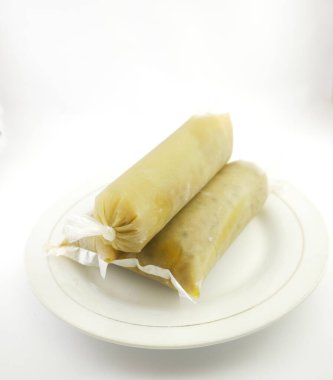 Eve yakın bir yerde, tabakta buz var.