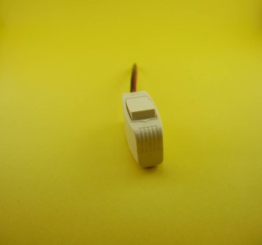 Sarı arka planda sarı elektrik bandı ölçüsü