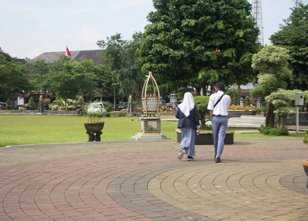 Studenci Spacerują Parku Centrum Banjarnegara Indonezja — Zdjęcie stockowe