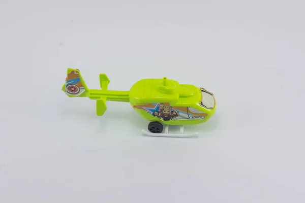 白い背景におもちゃのヘリコプター — ストック写真