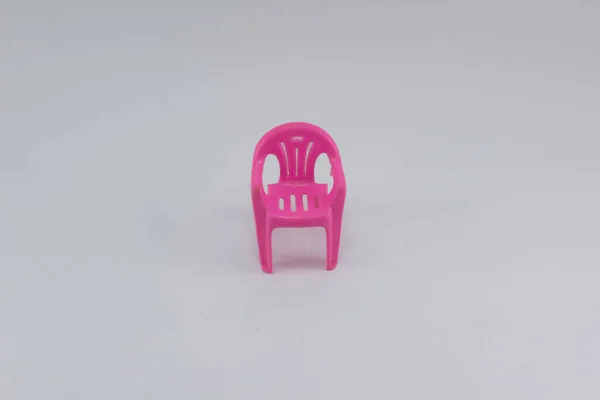 白色背景的粉色玩具椅子 — 图库照片