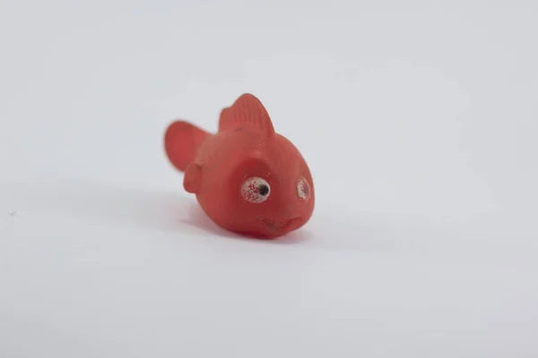 白色背景的橡胶制成的玩具鱼 — 图库照片
