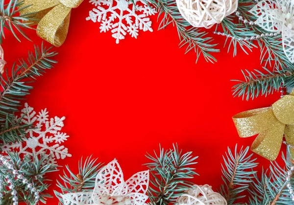 Noel kompozisyonu, kırmızı arka planda yeşil ağaç. Yeni Yıl ve Noel 2022