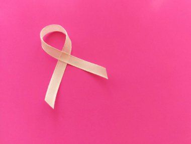 açık AIDS farkındalık kurdelesi pembe arka planda