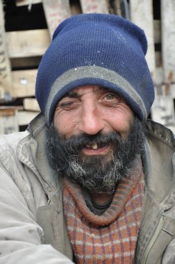 Sokakta yaşayan evsiz biri.