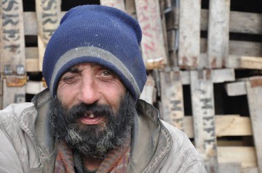 Sokakta yaşayan evsiz biri.
