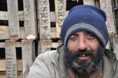 Sokakta yaşayan evsiz biri.