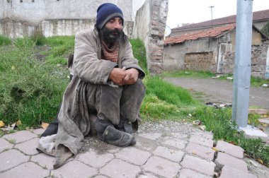 Sokakta yaşayan evsiz biri.