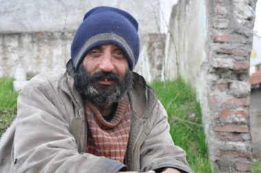 Sokakta yaşayan evsiz biri.