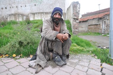 Sokakta yaşayan evsiz biri.