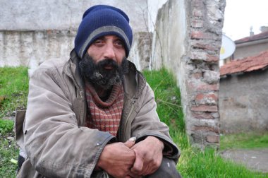 Sokakta yaşayan evsiz biri.