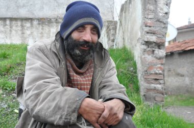 Sokakta yaşayan evsiz biri.