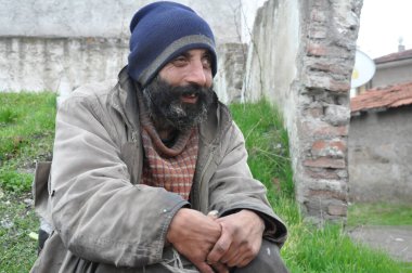 Sokakta yaşayan evsiz biri.