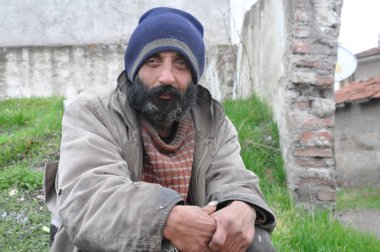 Sokakta yaşayan evsiz biri.