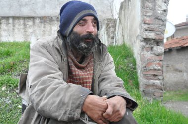 Sokakta yaşayan evsiz biri.
