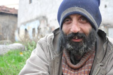 Sokakta yaşayan evsiz biri.