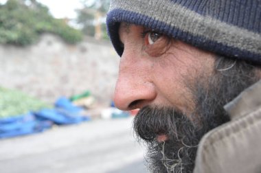 Sokakta yaşayan evsiz biri.