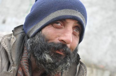Sokakta yaşayan evsiz biri.