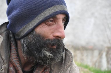 Sokakta yaşayan evsiz biri.