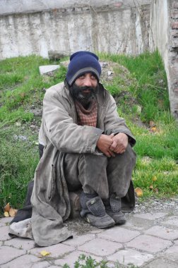 Sokakta yaşayan evsiz biri.