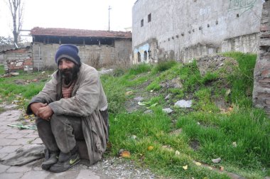 Sokakta yaşayan evsiz biri.