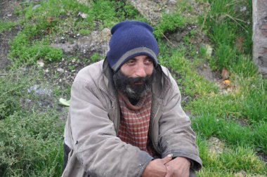 Sokakta yaşayan evsiz biri.