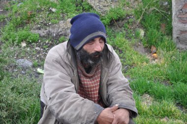 Sokakta yaşayan evsiz biri.