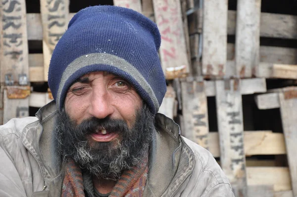 Sokakta yaşayan evsiz biri.