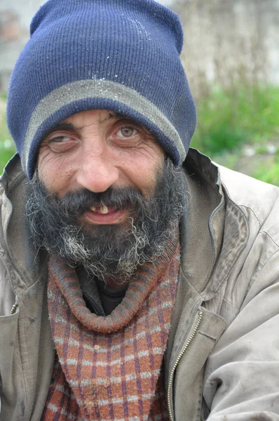 Sokakta yaşayan evsiz biri.