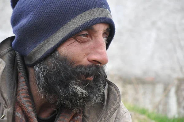 Sokakta yaşayan evsiz biri.