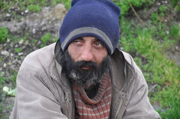 Sokakta yaşayan evsiz biri.