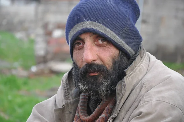 Sokakta yaşayan evsiz biri.
