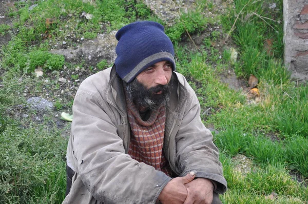 Sokakta yaşayan evsiz biri.