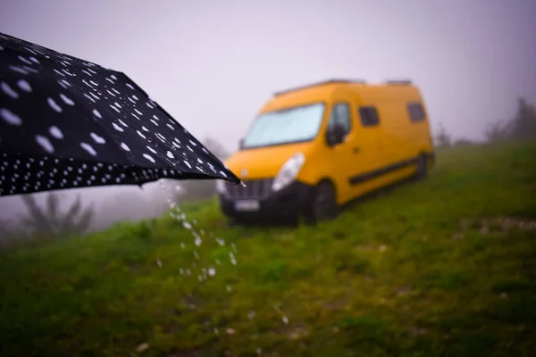 Paraguas Negro Con Puntos Blancos Fondo Una Caravana Amarilla Césped — Foto de Stock