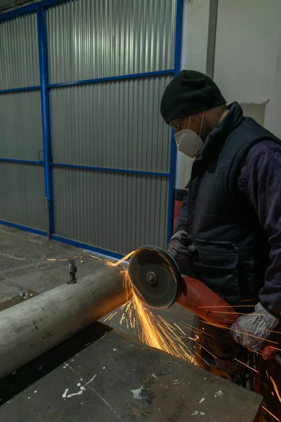 Weißer Mann Mit Radialsäge Zerspanungsbetrieb — Stockfoto