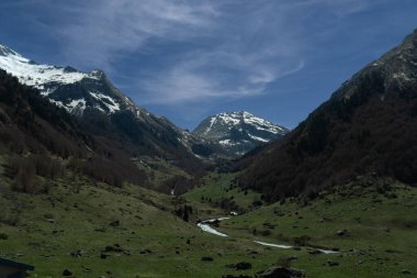 Fransız Pireneleri 'nin dağları arasındaki vadi