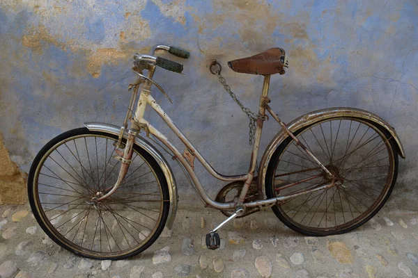 Old Rusty Vicicleta Tied Blue Wall — Stockfoto