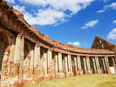 Tarih tarihi mavi gökyüzü bulutlu Ruzhansky Sarayı Belarus Grodno bölgesi 05.07.2020