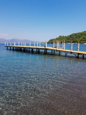 Denizde ahşap iskele berrak su