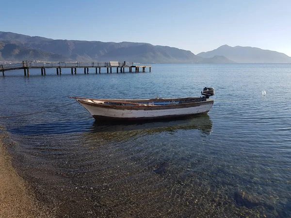 Empty Wooden Fishing Boat Anchored Sea Shore Empty Beach Silence — Stockfoto