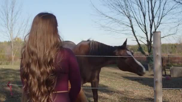 Platteland Verrast Vrouw Die Zich Omdraait Glimlacht Een Boerderijranch Met — Stockvideo