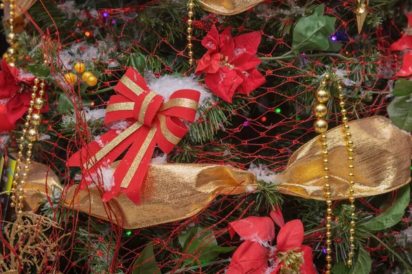 Natal Decorações Closeup Bauble Vermelho Ouro Fita Árvore Fundo — Fotografia de Stock