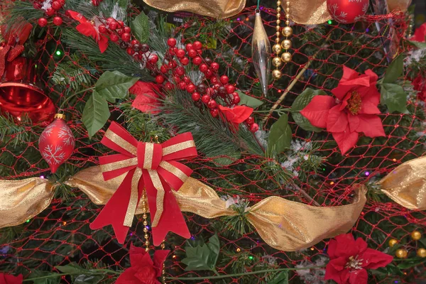 Vánoční Strom Close Červená Zlatá Stuha Dekorace Jedle Pozadí — Stock fotografie