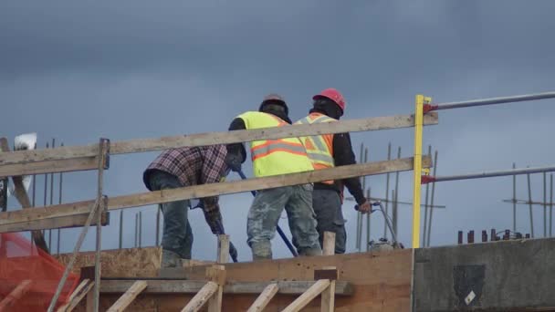 Stavební Dělníci Kloboukovými Střechami Pracující Střechách Budovy — Stock video